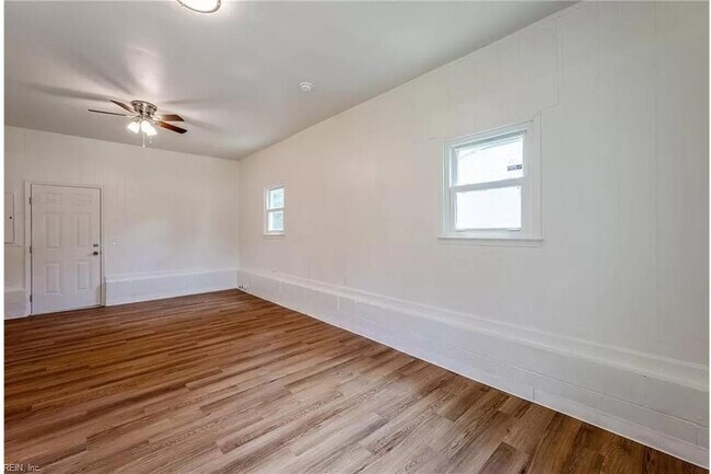 Building Photo - 1613 Loren Cres