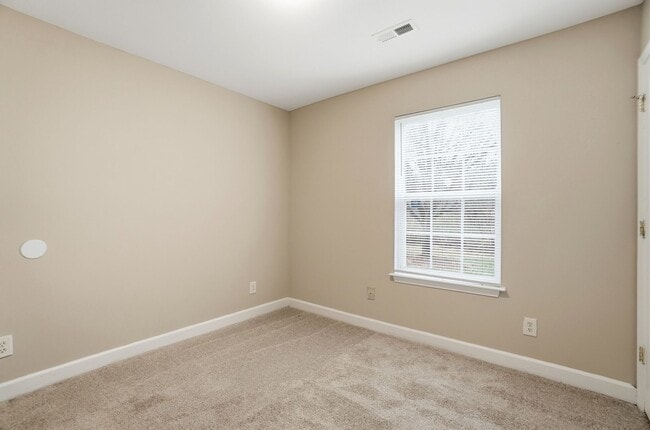 Building Photo - 3 bedroom single family home!