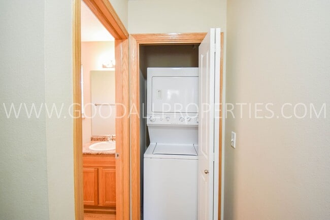 Building Photo - 2 Bedroom, 2 1/2 Bath Townhome in Urbandale with attached Garage!!!