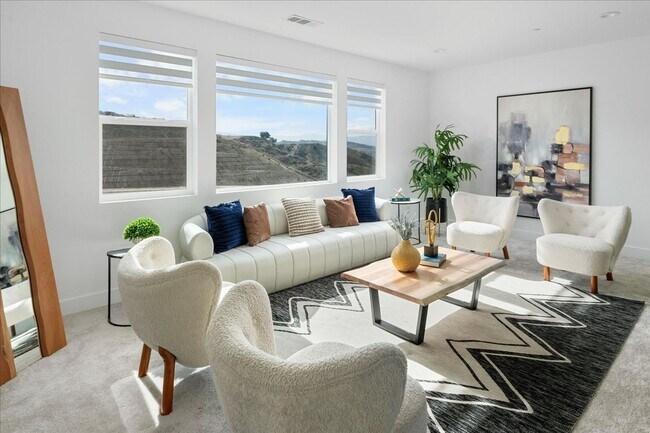 Building Photo - Model-Perfect 5 Bedroom Home in Valencia!