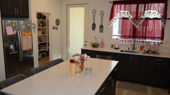 Building Photo - 4 bedrooms 3.5 baths townhome in South San Diego