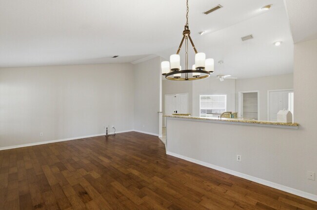 Building Photo - Spacious 3BR/2BA pet friendly home with a fenced backyard and oversized patio