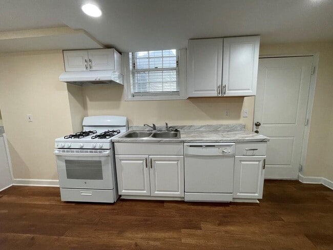 Building Photo - 2106 Pawnee Dr SE