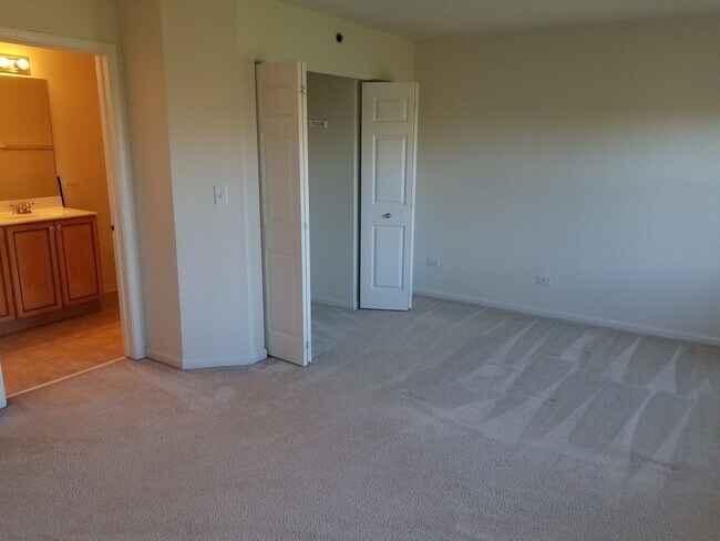 Building Photo - 4702 N Lamon Ave