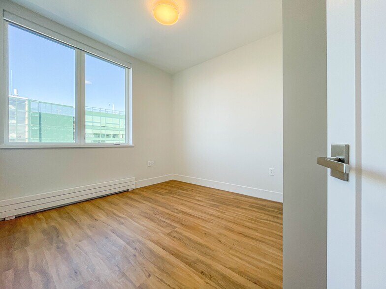 Building Photo - 5 India St