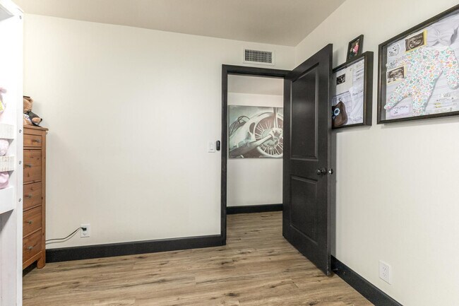 Building Photo - 617 E Ellis Dr