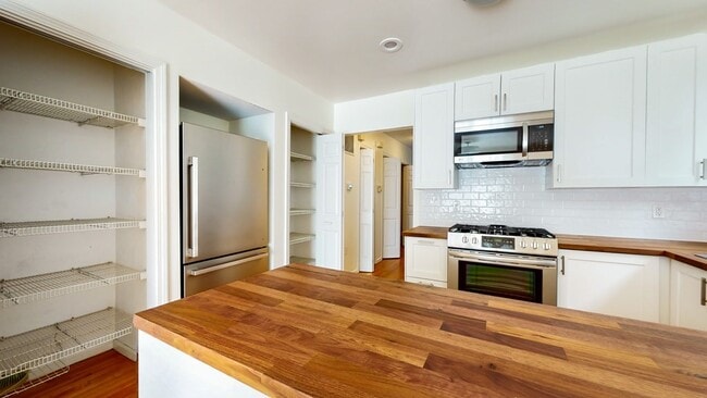 Building Photo - 23 Holman St