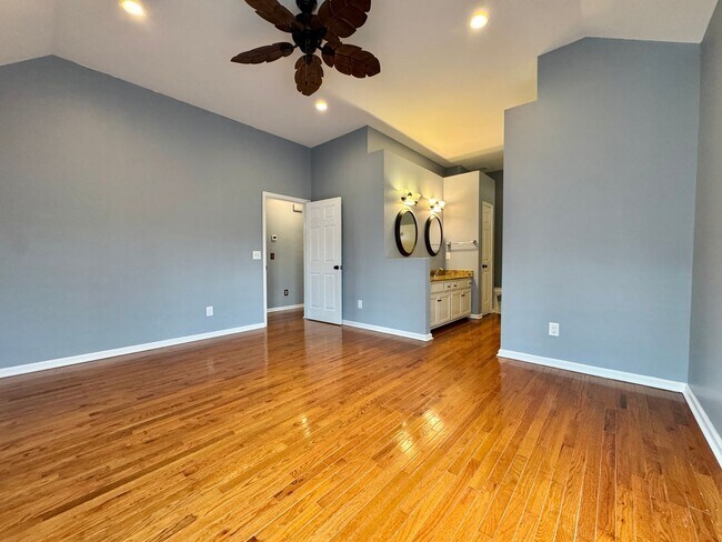 Building Photo - 3 Bed, 2 Bath Home w/ Garage