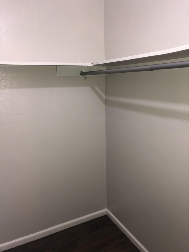 Building Photo - 2118 Edgehill Dr