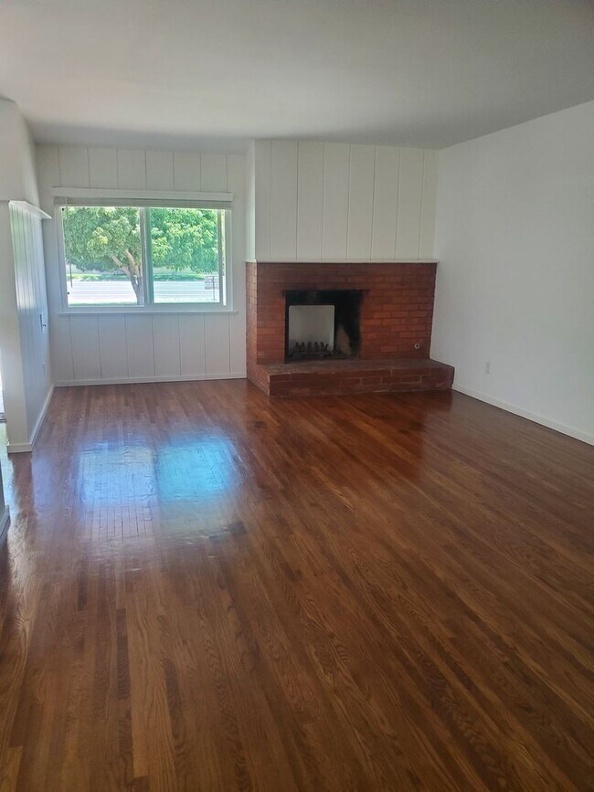 Building Photo - Recently Upgraded and Refreshed House with Pool and Casita