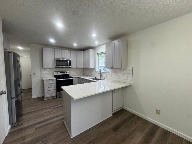 Building Photo - Charming 2 Bed, 2 Bath Duplex near Riverside State Park!