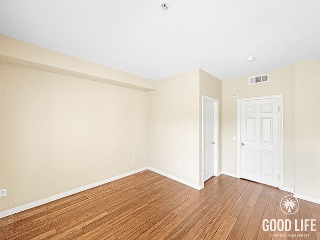 Building Photo - Beautiful 2BD/2.5BA Condo in Bankers Hill W/ W/D, A/C, Patio Area and Community Gym!