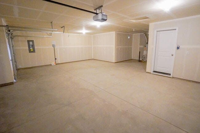 Building Photo - 2814 N Cherry Grove Way