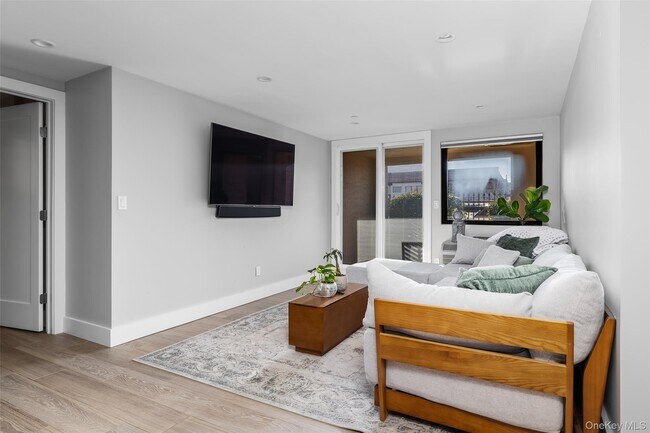 Building Photo - 185 W Park Ave