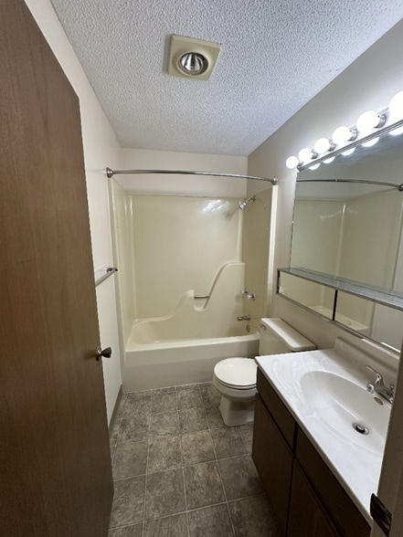 Building Photo - 606 Cumberland Dr