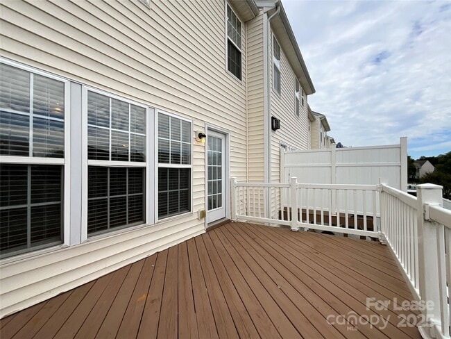 Building Photo - 15626 King Louis Ct