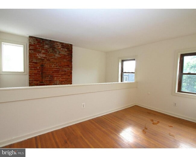 Building Photo - 415 S 11th St