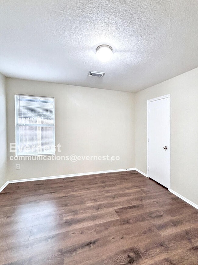 Building Photo - 122 Golden Oak Dr