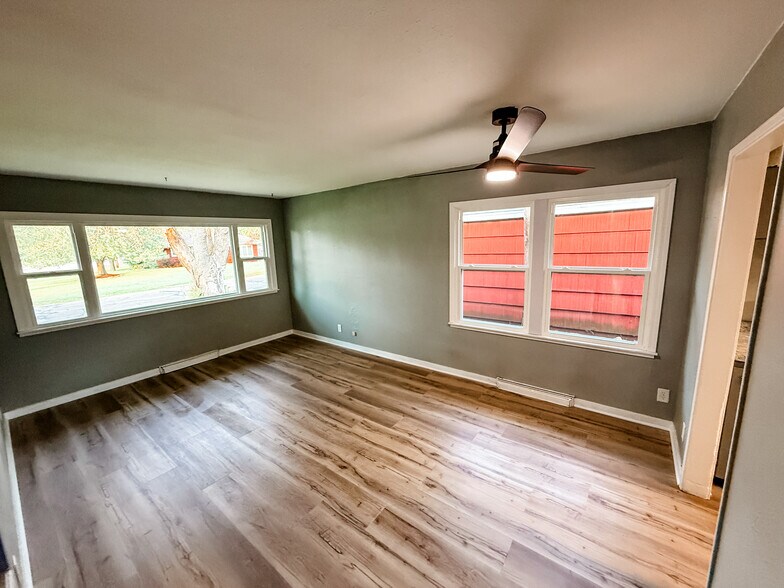 Building Photo - 903 38th St SE