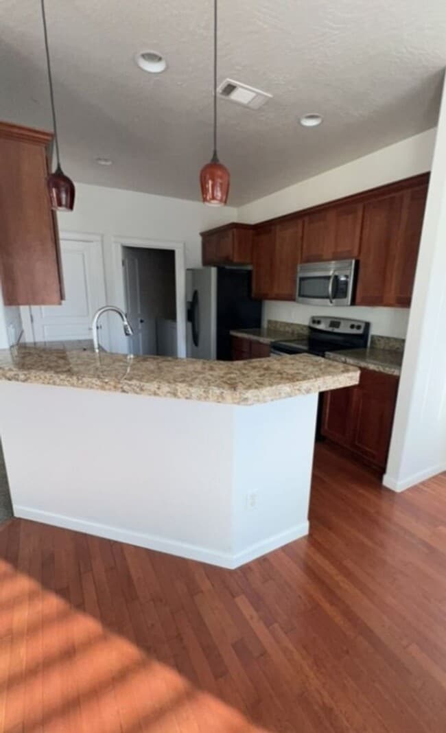 Building Photo - 3 Bedroom 2 Bathroom Home with 2 Car Garage