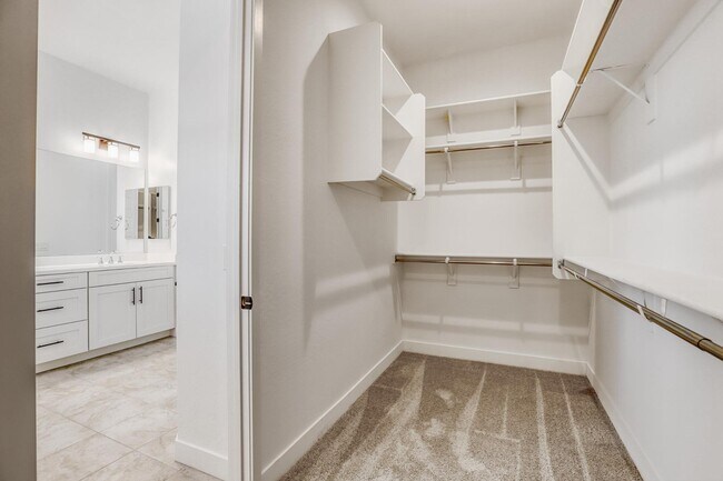 Building Photo - 8723 W Vista Ave