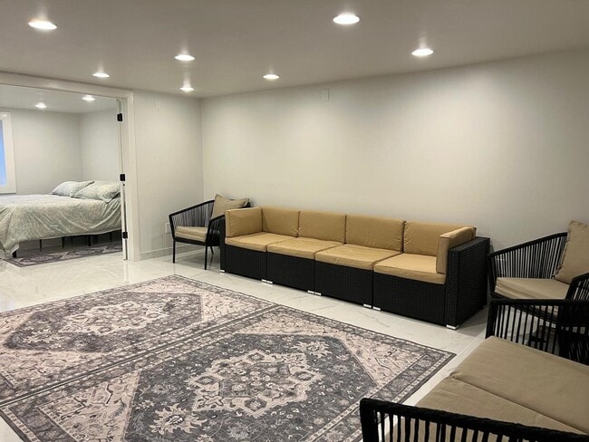 Building Photo - 227 Juneway Terrace