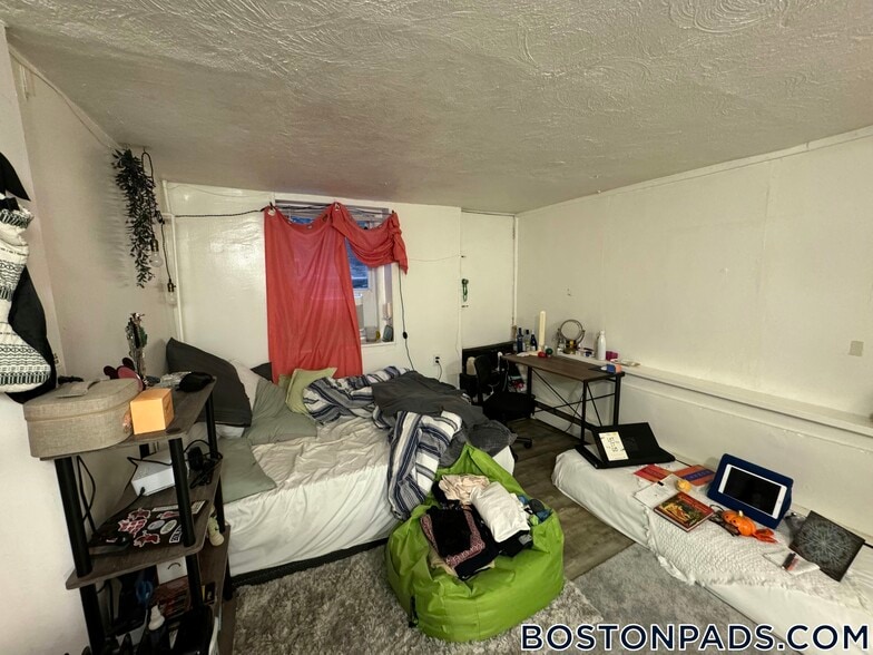 Building Photo - 40 Anderson St