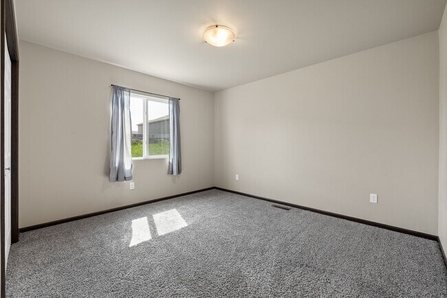 Building Photo - 4 BED | 2 BATH | DOUBLE GARAGE | RAPID VALLEY