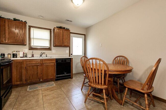 Building Photo - 2139 Hummingbird Dr