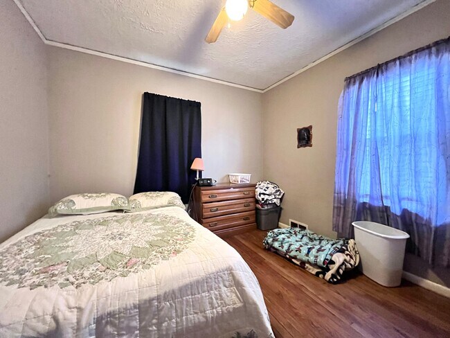 Building Photo - 3007 Mahaska Ave