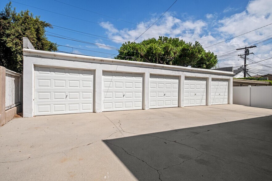 Building Photo - 2211 Nelson Ave