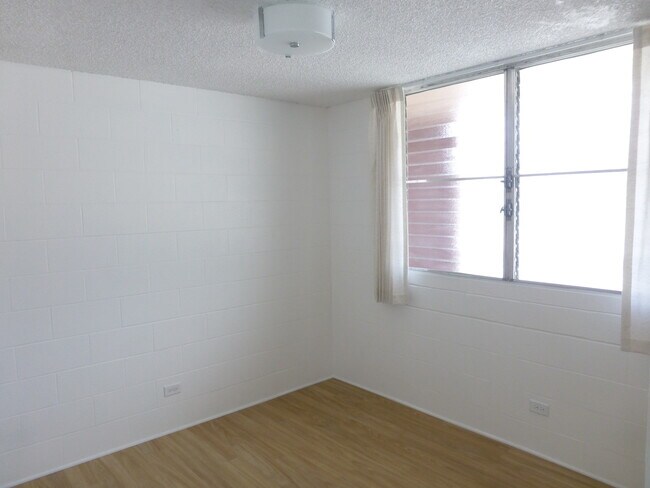 Building Photo - Newly Renovated 2 Bedroom Makiki Apartment...