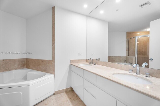 Building Photo - 848 Brickell Key Dr