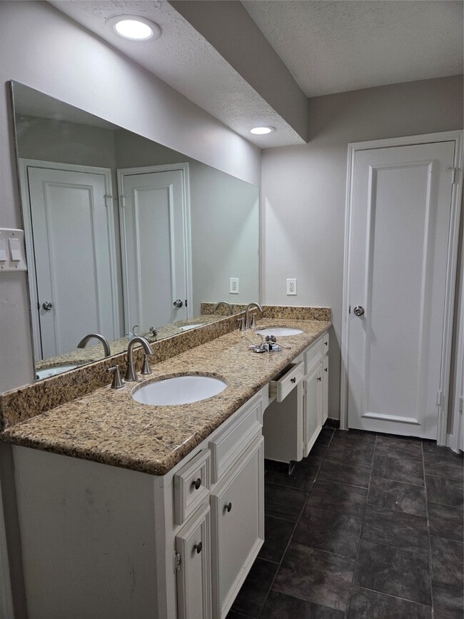 Building Photo - 9115 Woodleigh Dr