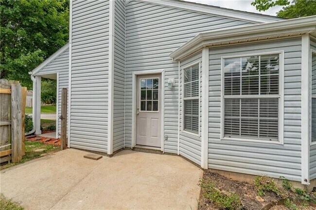 Building Photo - Three Bedroom One Bathroom For Rent