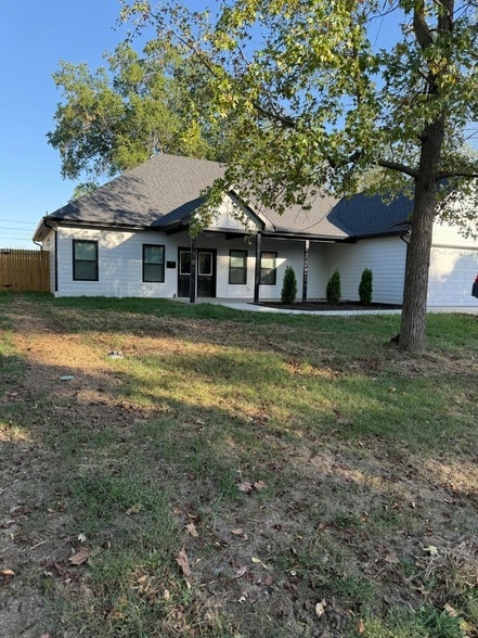 Building Photo - 1020 Crestland Ave