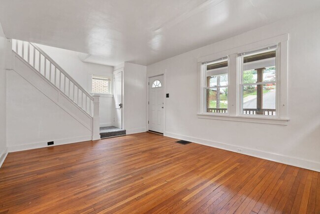 Building Photo - Updated 2 Bedroom Single Family Home In Be...