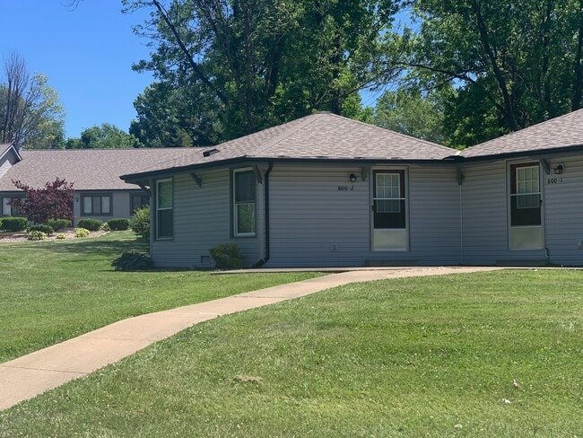Building Photo - 800 Village Dr