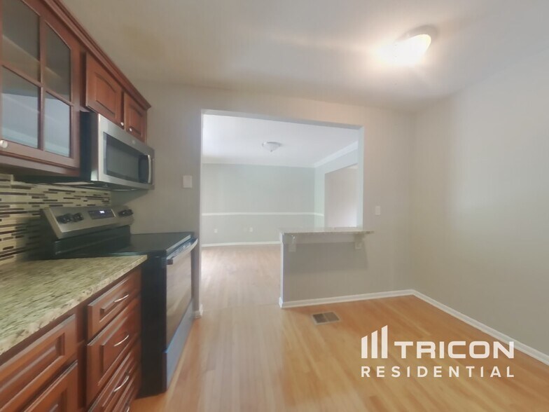Building Photo - 3908 Granville Pl