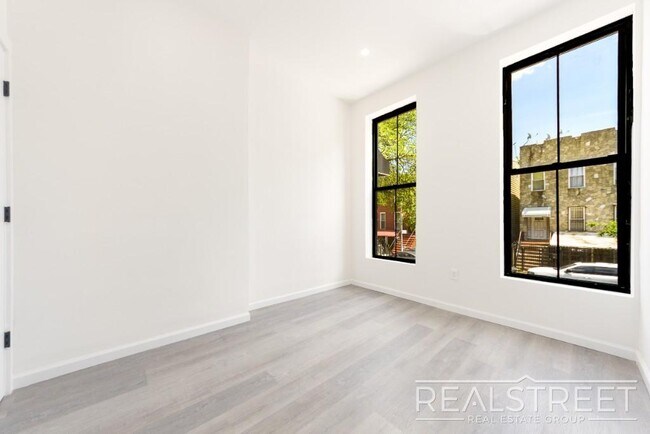 Building Photo - Rare & Spacious 4 Bed 4 Bath Duplex with P...