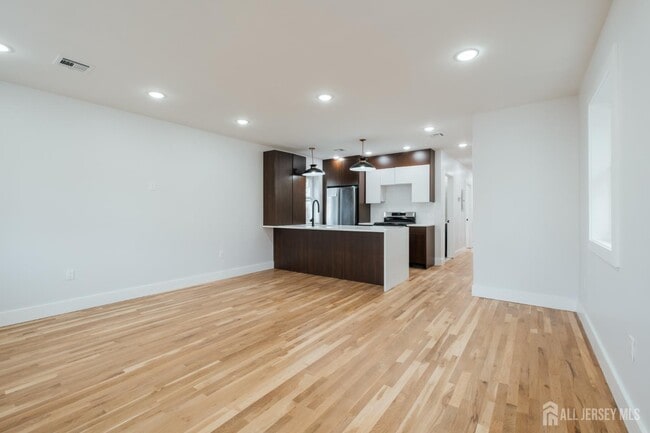 Building Photo - 90 Hollywood Ave