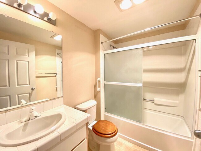 Building Photo - Charming Lake Oswego Unit in Oswego Bay Co...