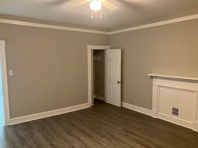 Building Photo - 7 Bedrooms 3.5 Bathrooms