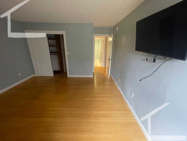 Building Photo - Gorgeous 2 bed in CHestnut Hill