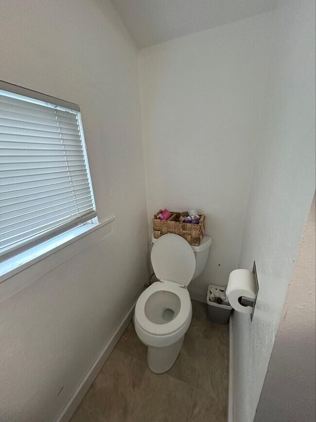 Building Photo - PRELEASE: Spacious 6+ bdrm/2 bath in York Neighborhood