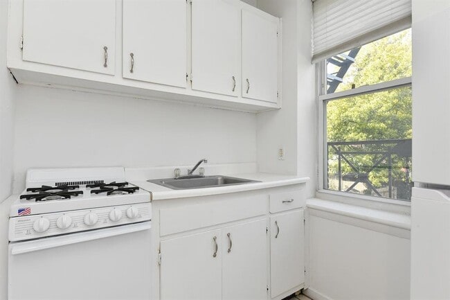 Building Photo - 118 Adams St