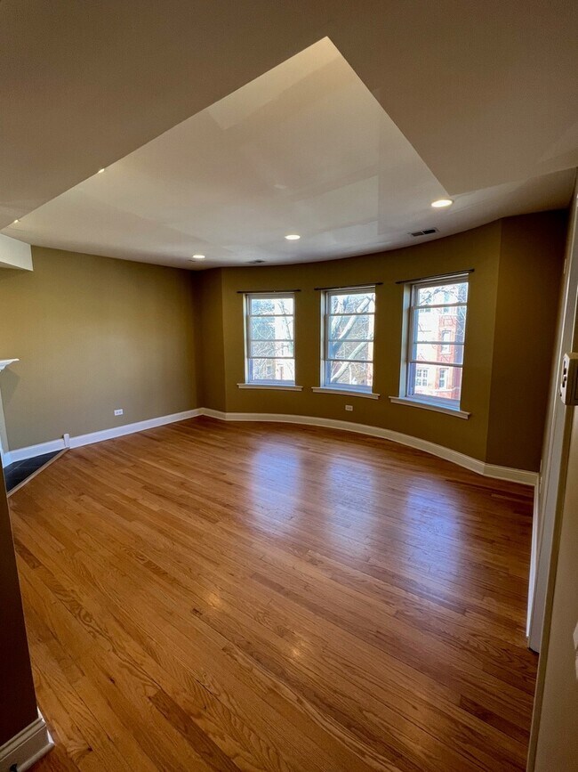 Building Photo - 7411 N Hoyne Ave