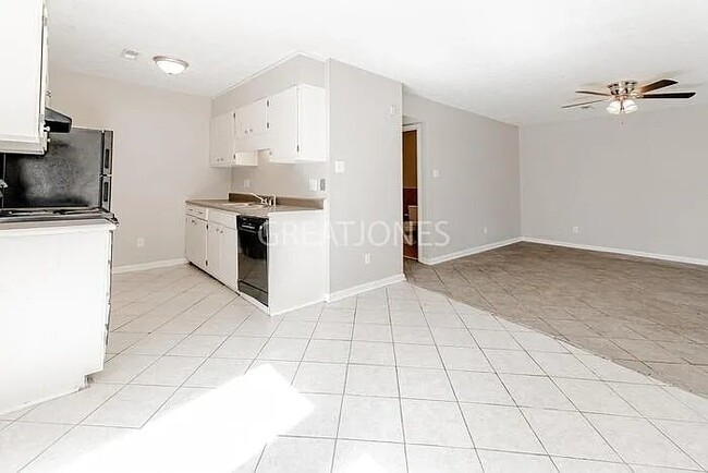 Building Photo - 3536 Torbay Dr