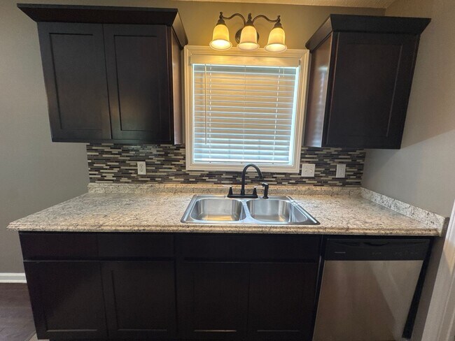 Building Photo - 910 Applegrove Cir