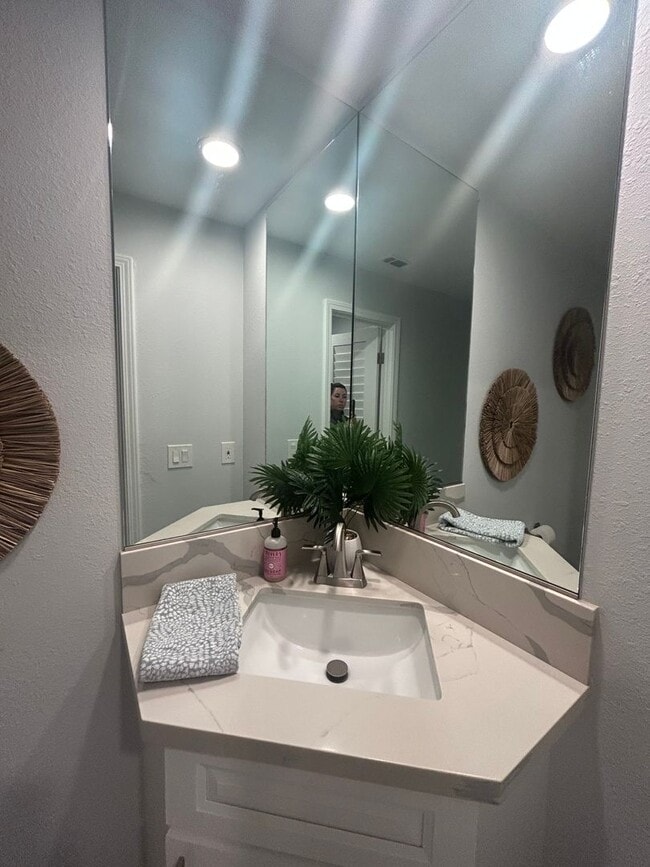 Building Photo - 2 Bed 2.5 bath townhome located on the golf course!